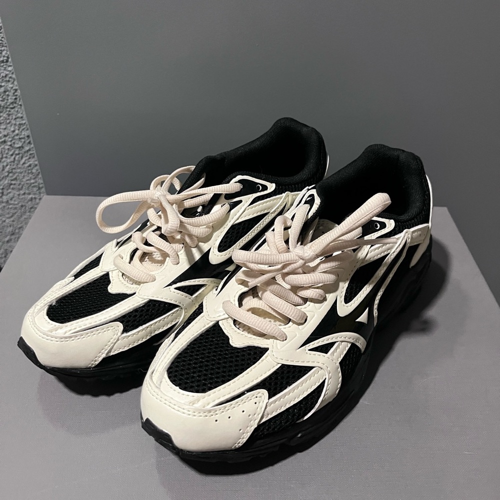 Mizuno trainers